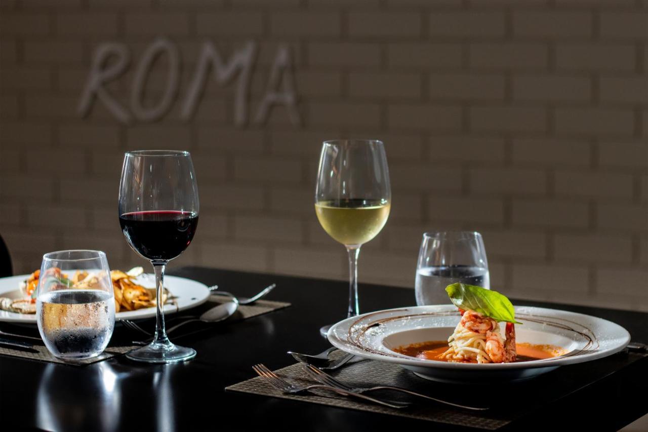 Enotel Lido Фуншал Екстериор снимка A meal at Roma