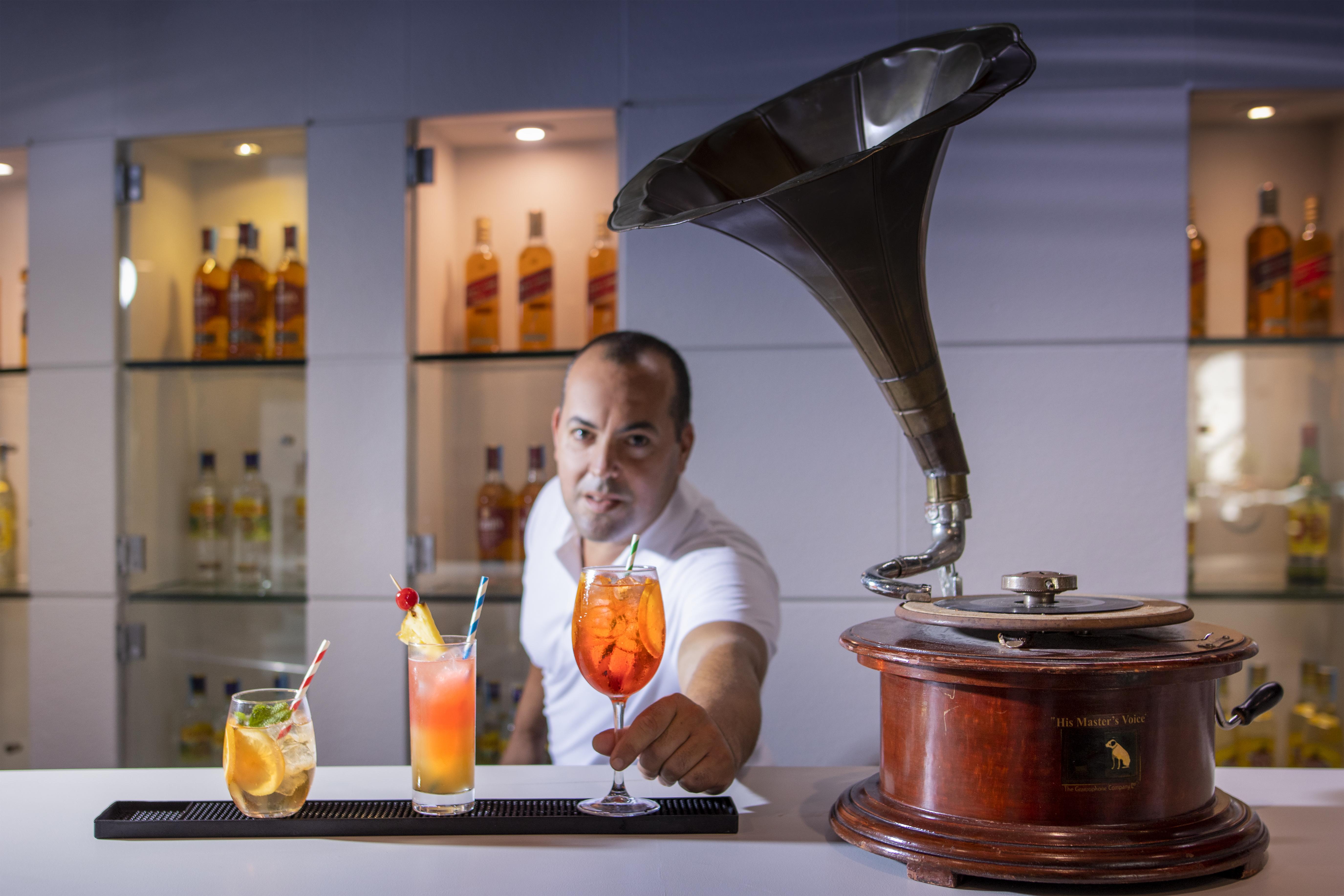 Enotel Lido Фуншал Екстериор снимка A bartender serving cocktails