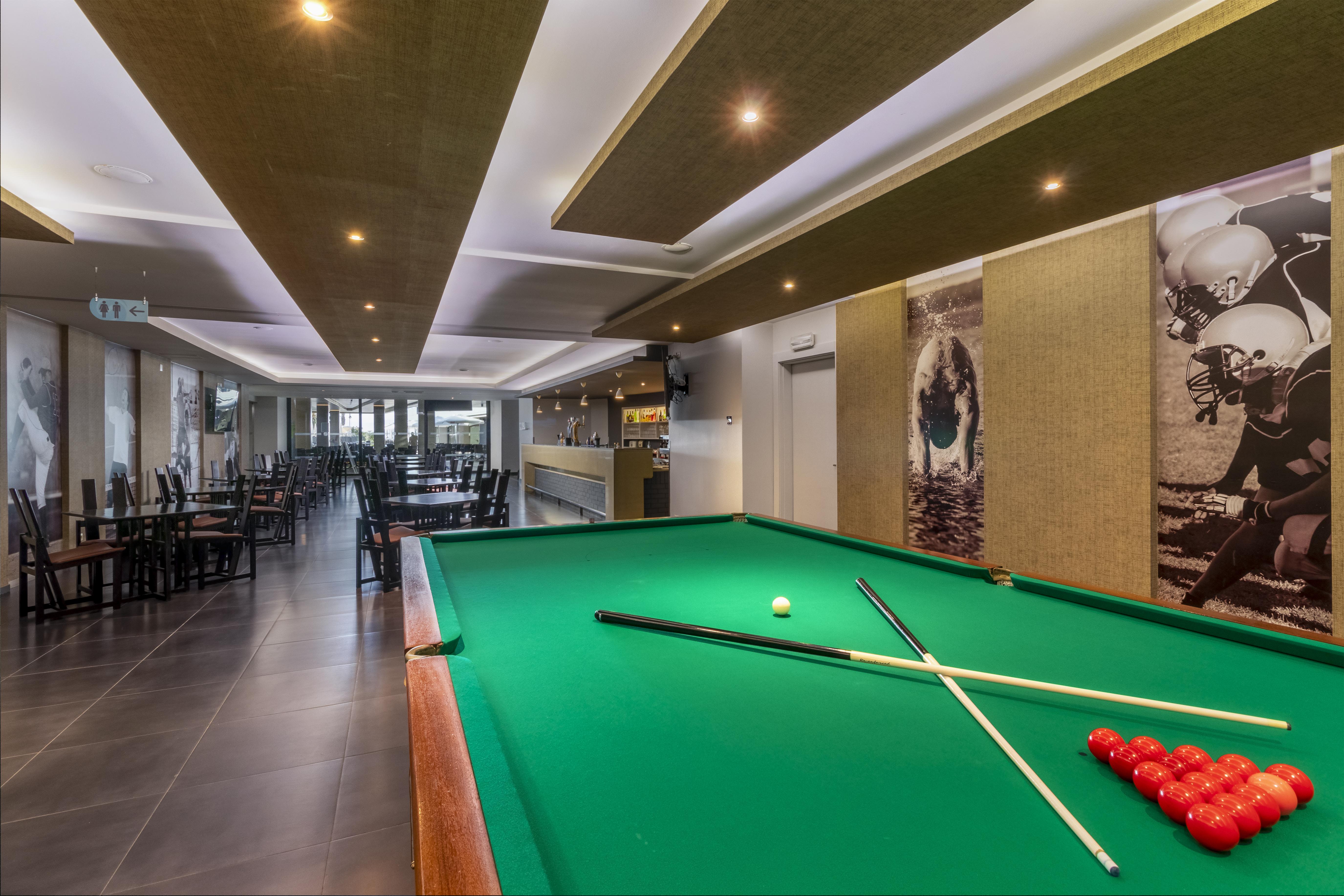 Enotel Lido Фуншал Екстериор снимка A pool table at the clubhouse